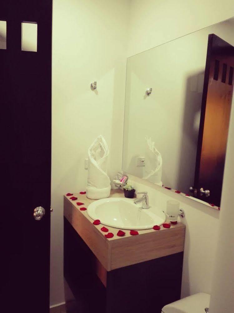 Ayenda 1063 Golden Hotel โบโกตา ภายนอก รูปภาพ