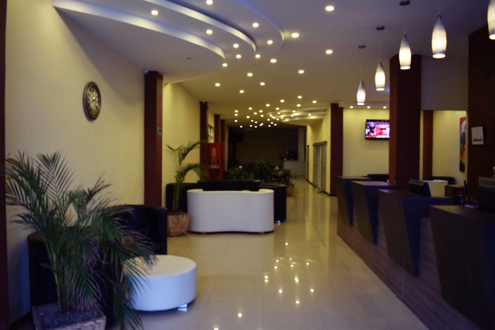 Ayenda 1063 Golden Hotel โบโกตา ภายนอก รูปภาพ