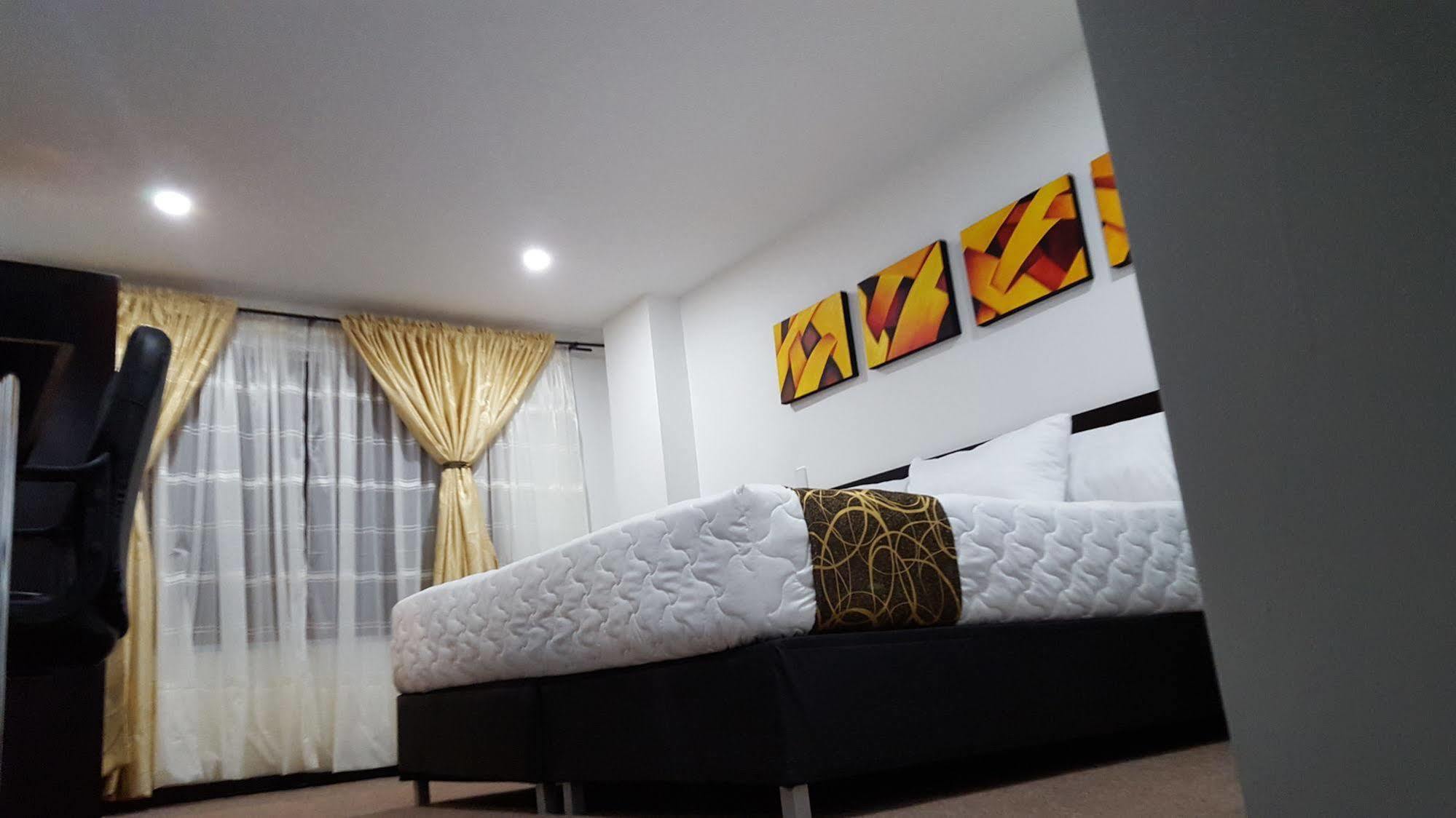 Ayenda 1063 Golden Hotel โบโกตา ภายนอก รูปภาพ