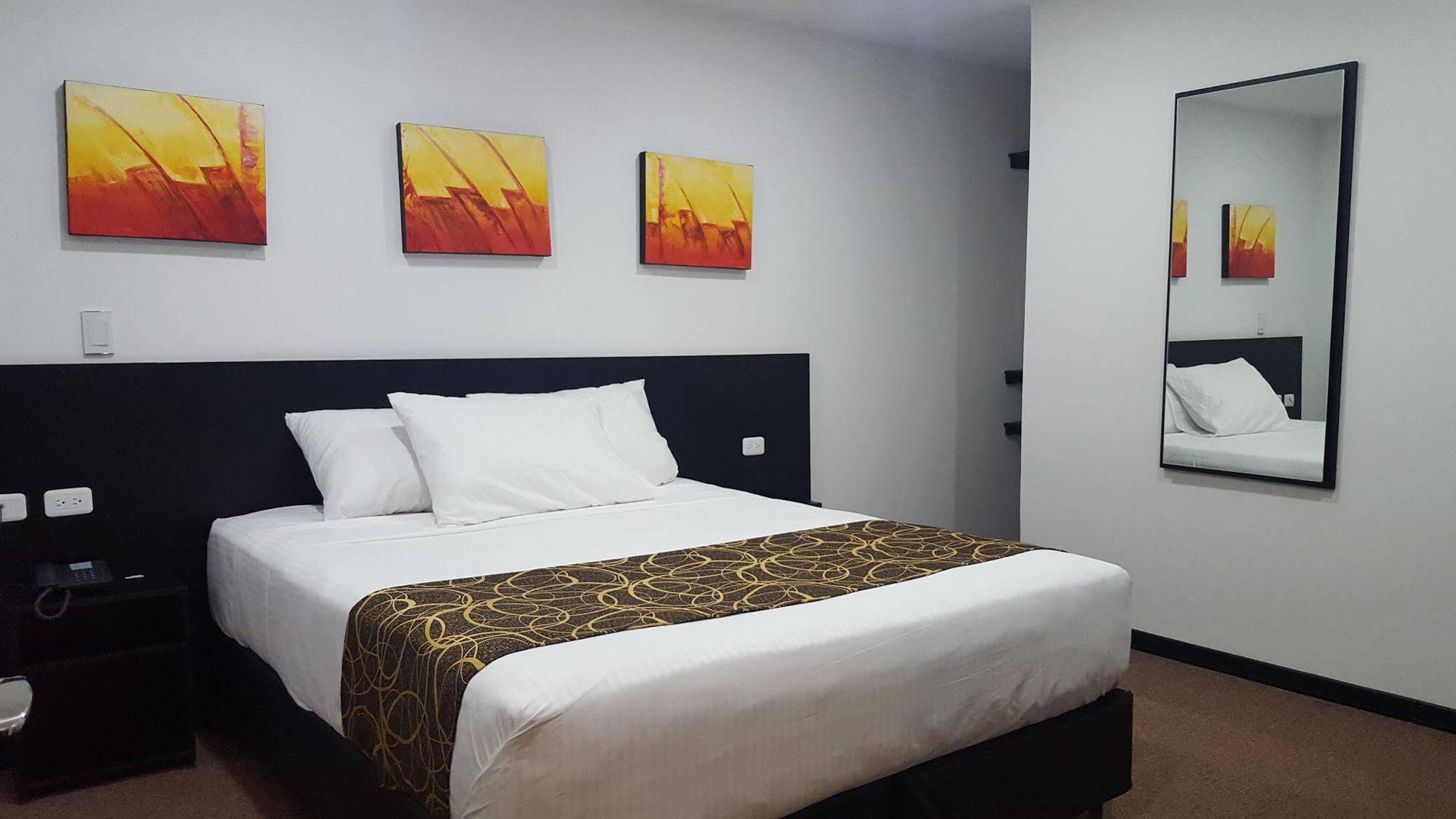 Ayenda 1063 Golden Hotel โบโกตา ภายนอก รูปภาพ