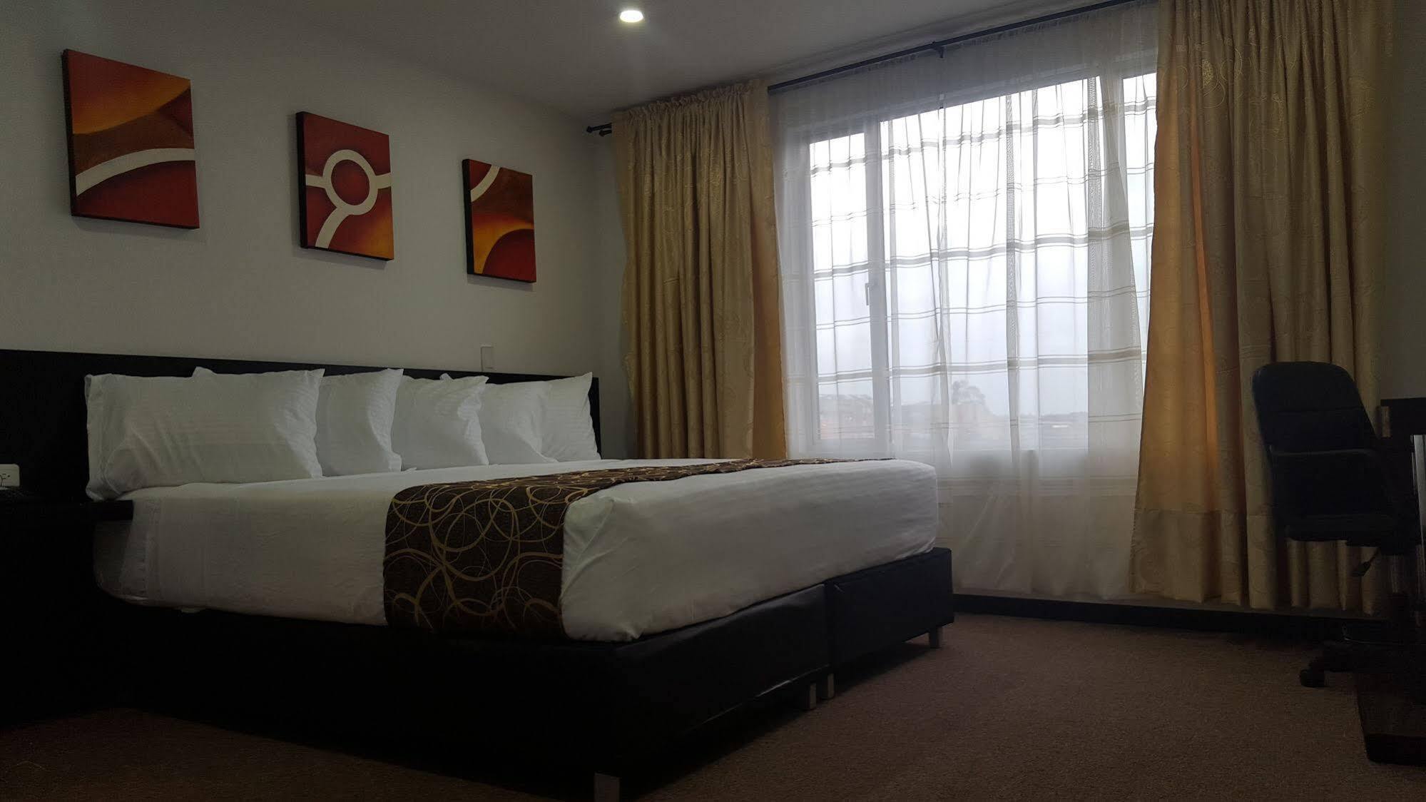 Ayenda 1063 Golden Hotel โบโกตา ภายนอก รูปภาพ